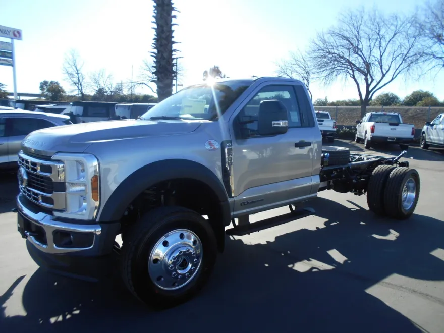 2024 Ford F-600 photo 1