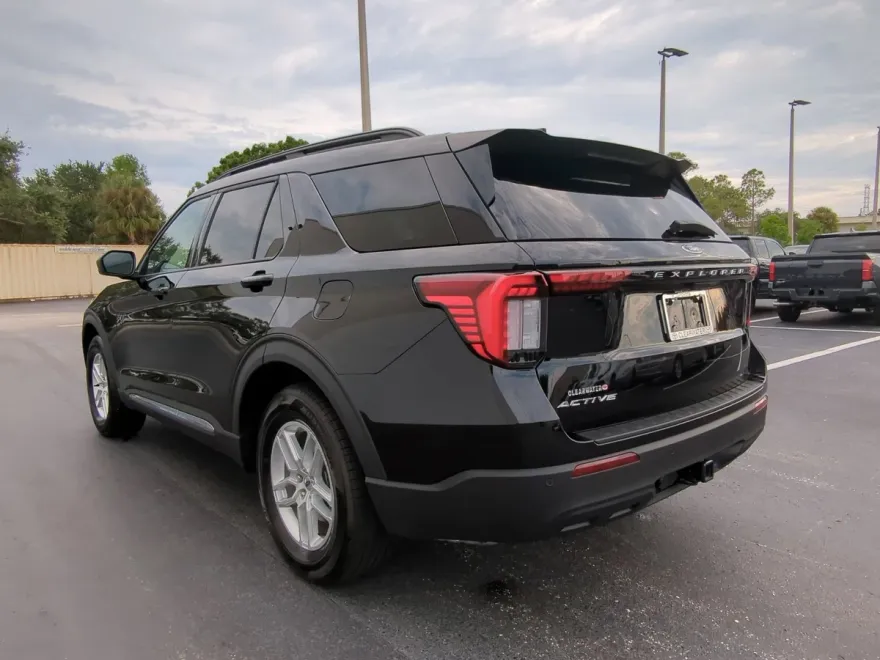 2025 Ford Explorer photo 1