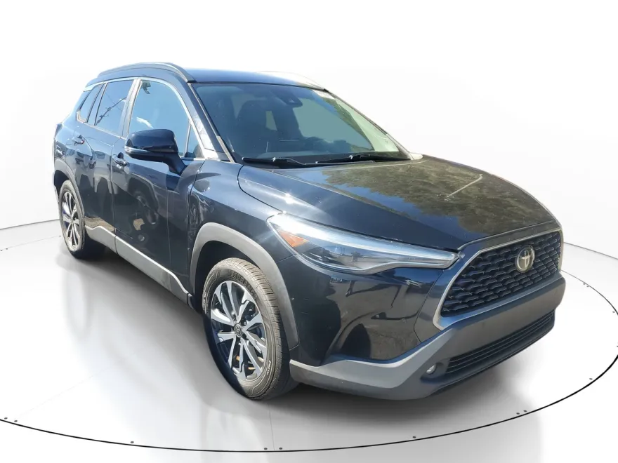 2022 Toyota Corolla Cross XLE photo 1