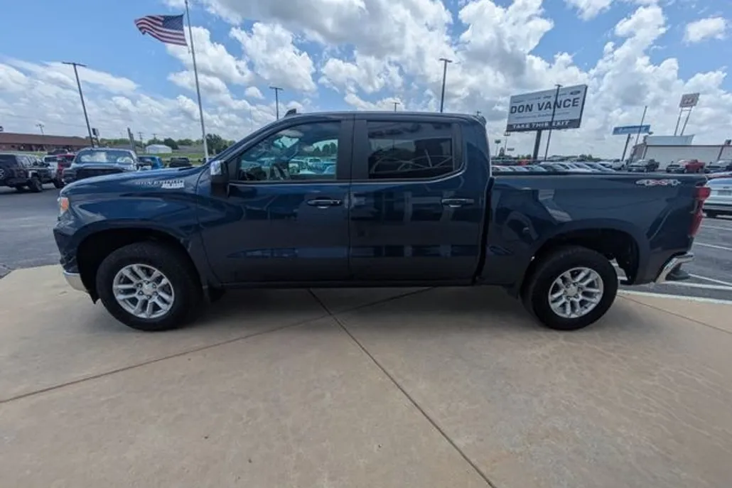 2023 Chevrolet Silverado 1500 LT photo 1