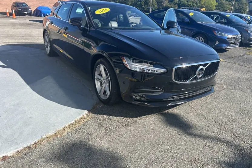 2018 Volvo S90 T5 Momentum photo 1