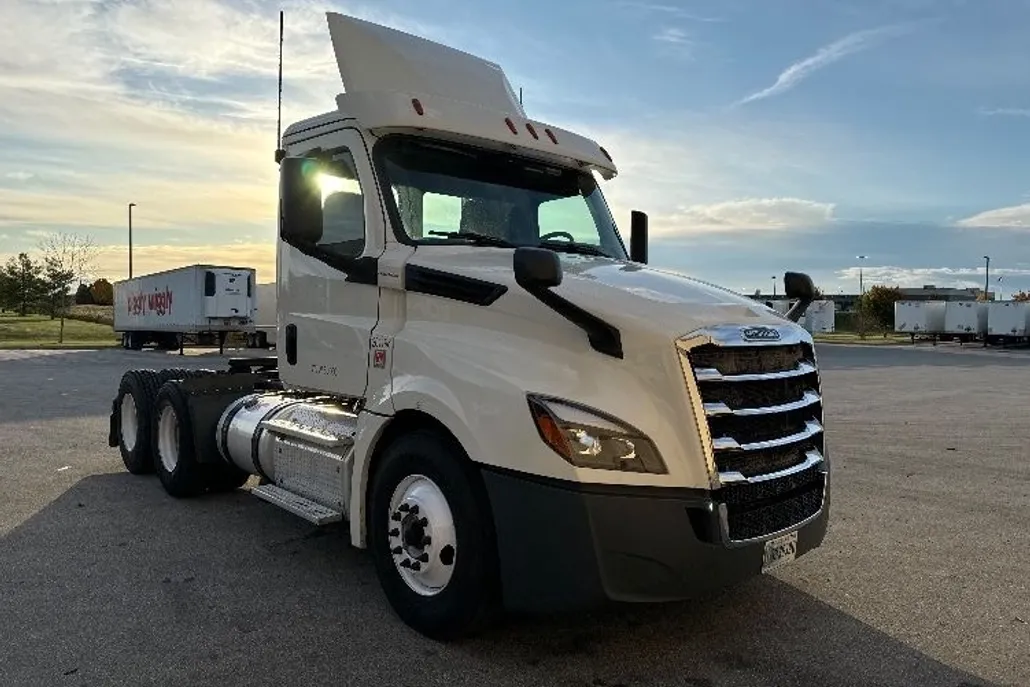 2018 Freightliner Cascadia 126" Day cab photo 1