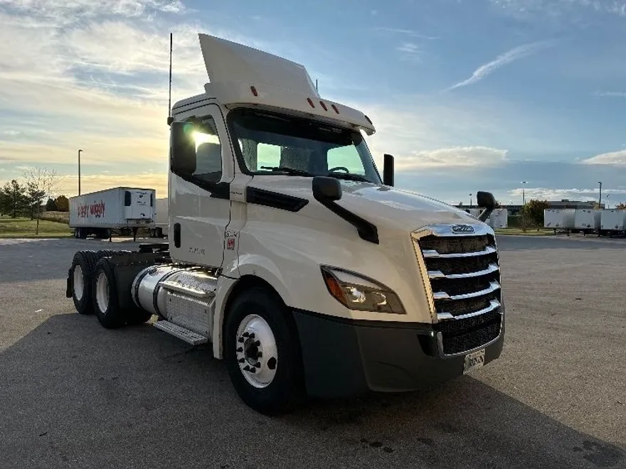 2018 Freightliner Cascadia 126" Day cab photo 1