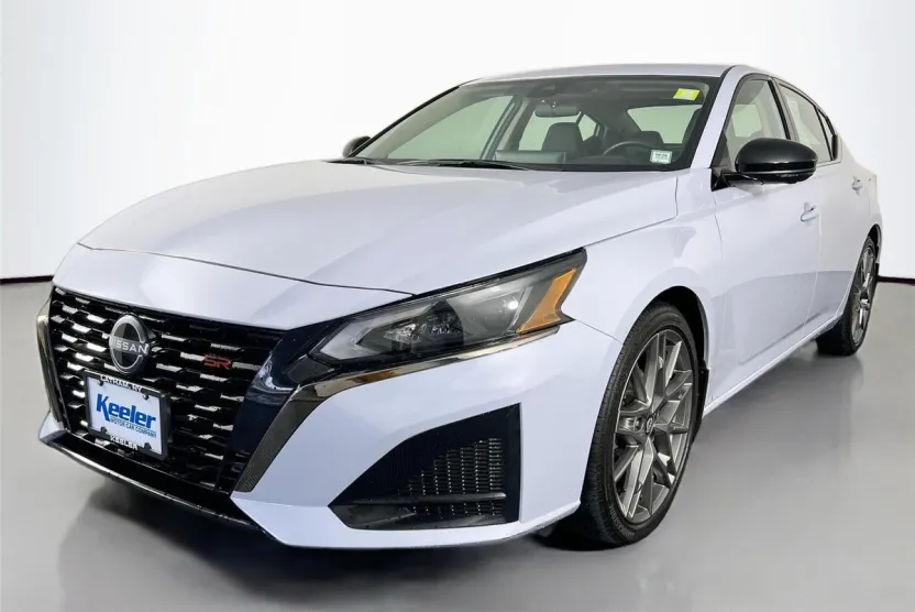 2024 Nissan Altima SR photo 1