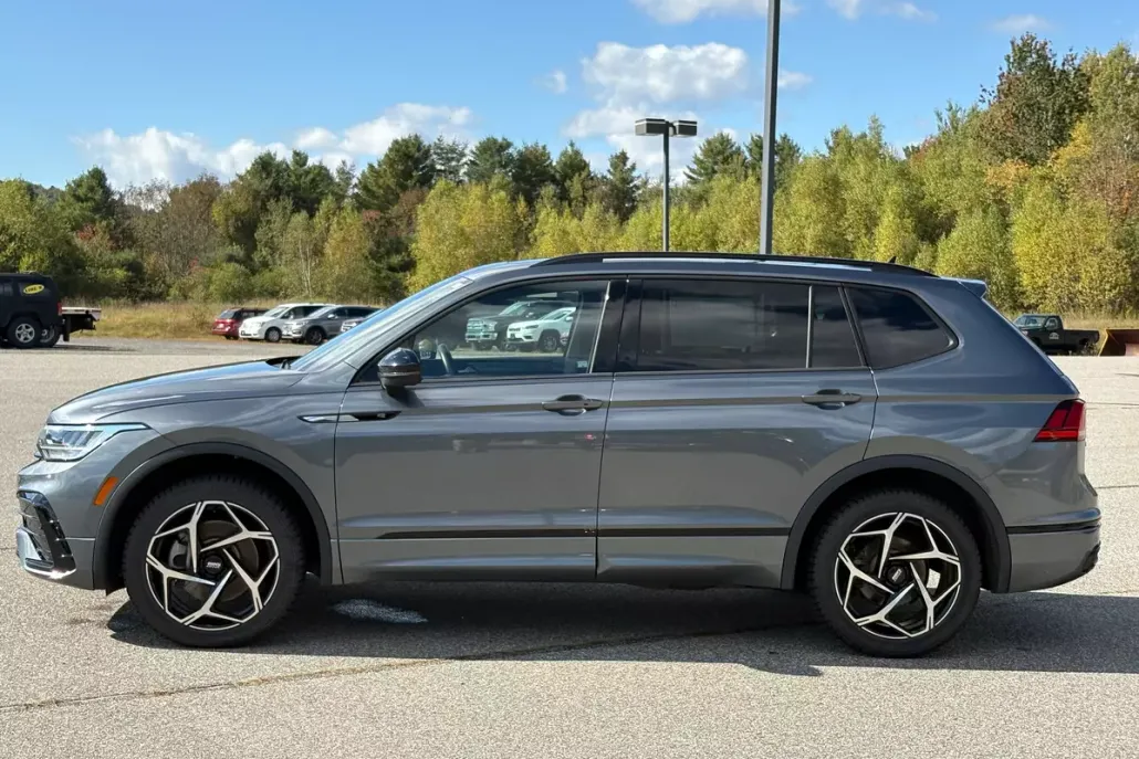 2024 Volkswagen Tiguan SE R-Line Black photo 1