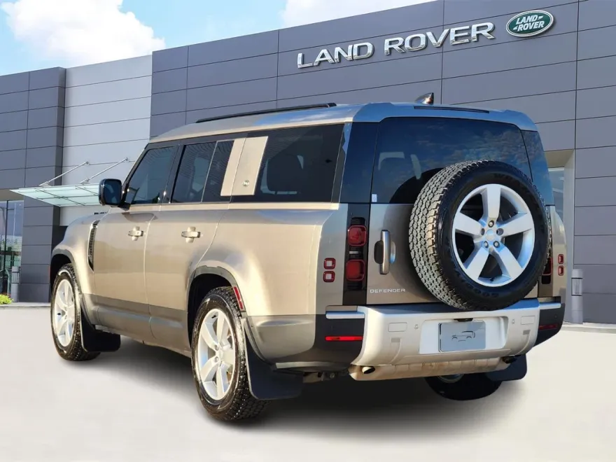 2024 Land Rover Defender 130 S photo 1