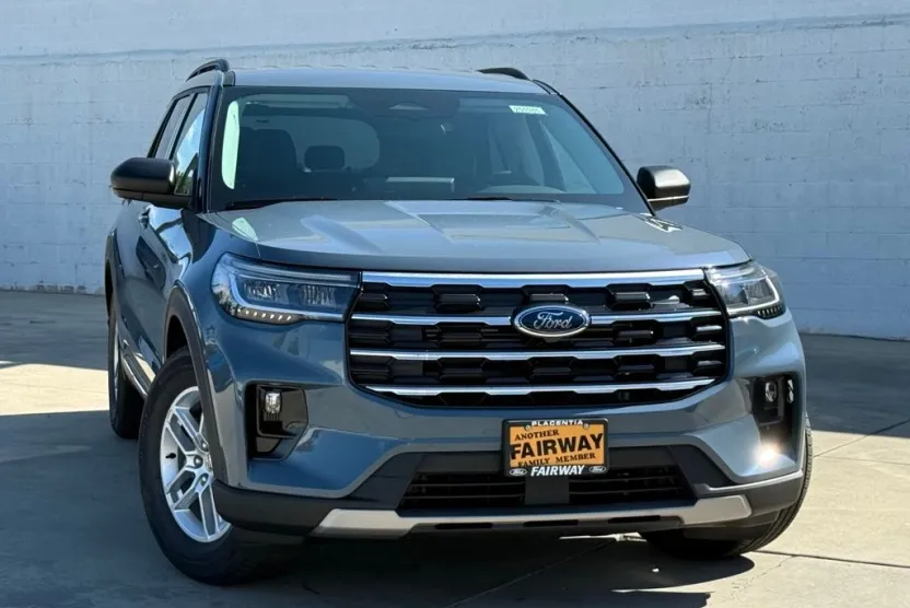 2025 Ford Explorer photo 1