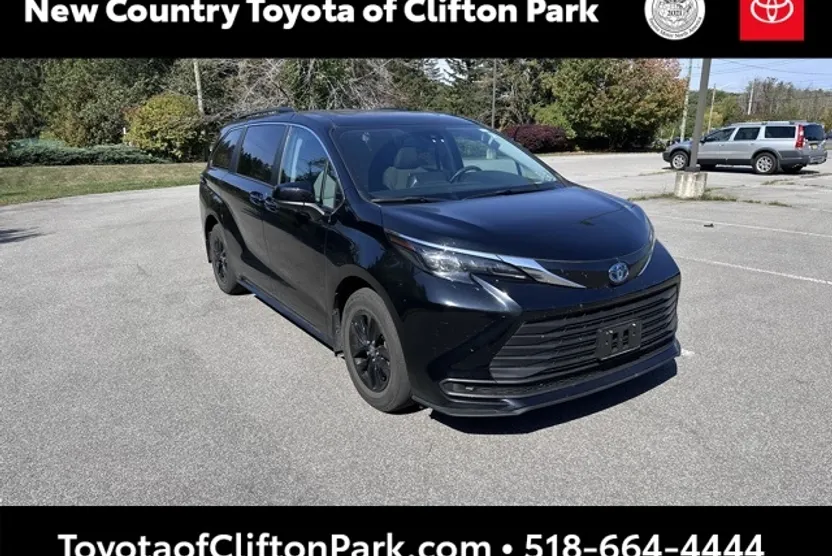2024 Toyota Sienna LE photo 1