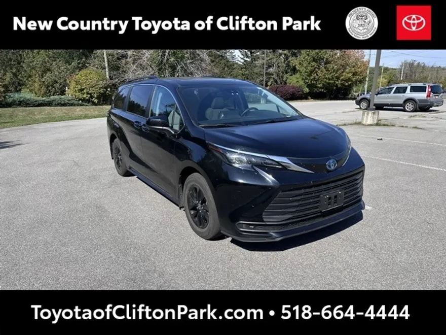 2024 Toyota Sienna LE photo 1