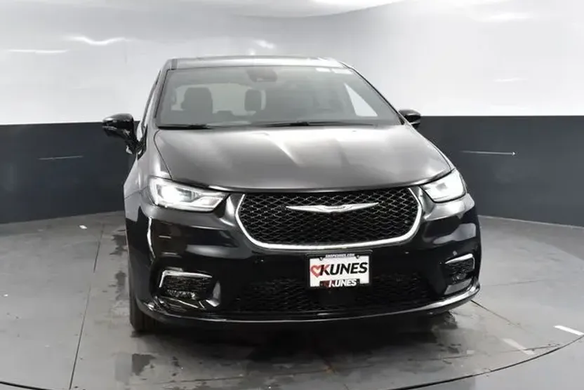 2026 Chrysler Pacifica photo 1