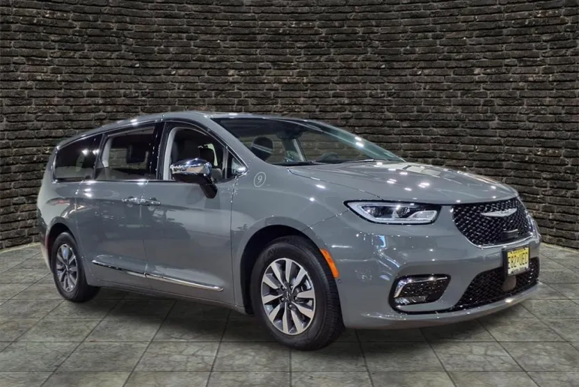 2023 Chrysler Pacifica Hybrid Limited photo 1