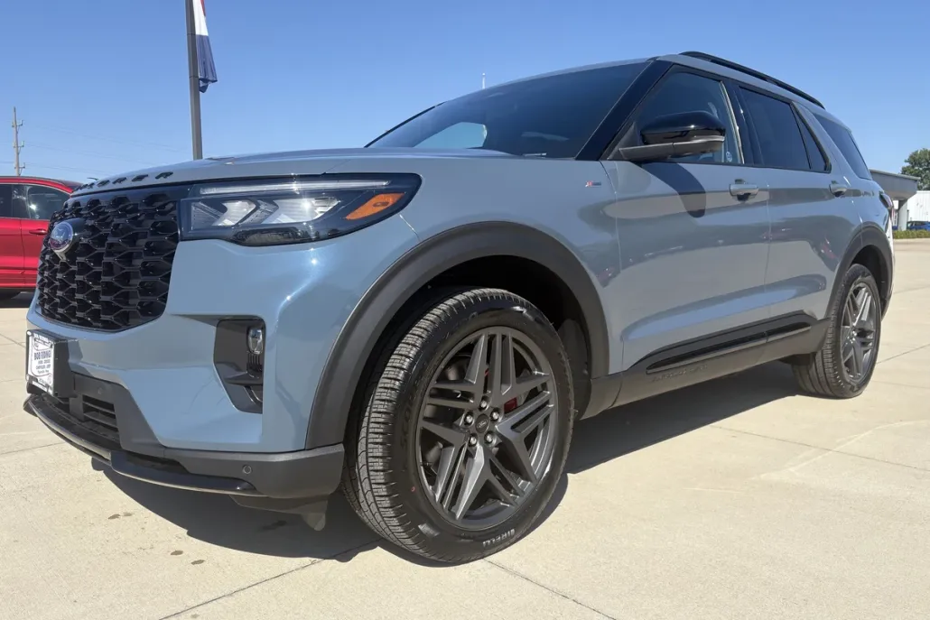 2025 Ford Explorer ST-Line photo 1