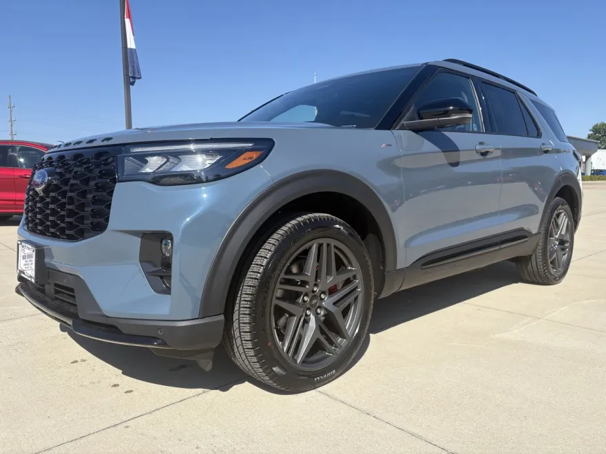 2025 Ford Explorer ST-Line photo 1