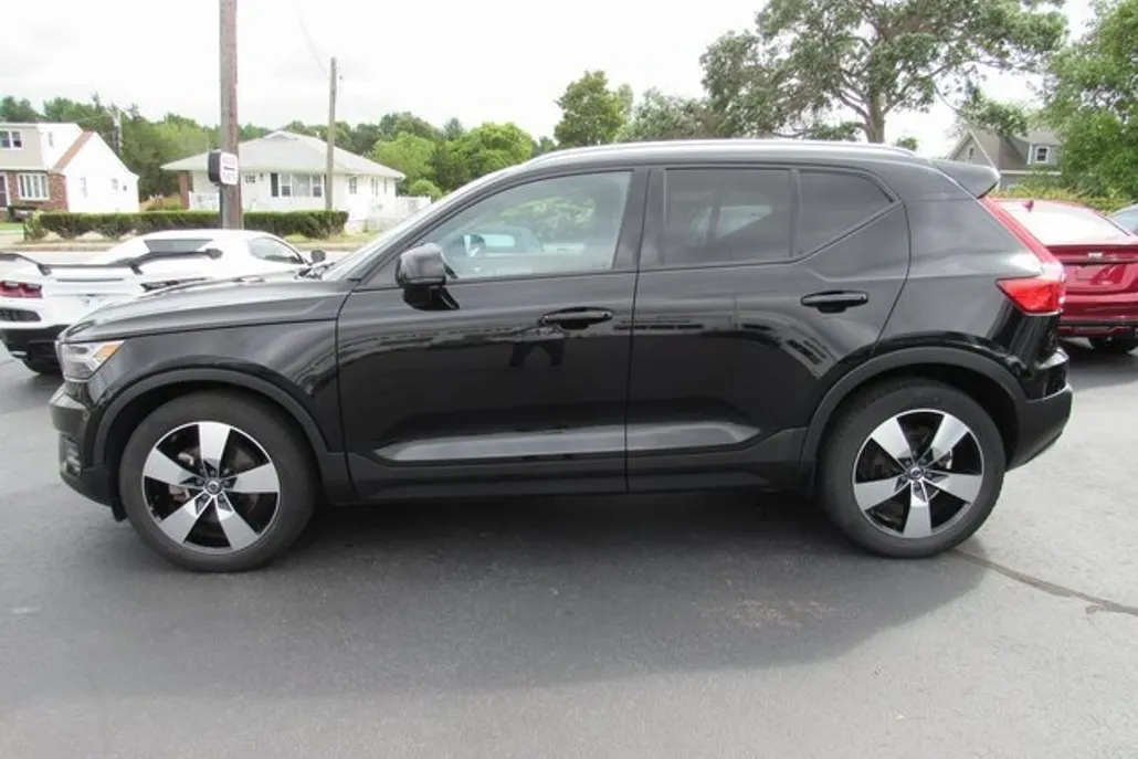 2020 Volvo XC40 Momentum photo 1