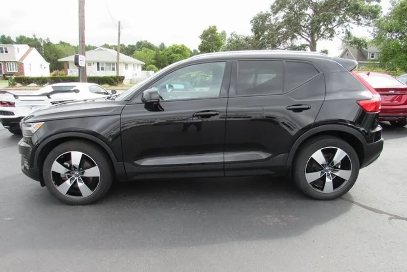2020 Volvo XC40 Momentum photo 1