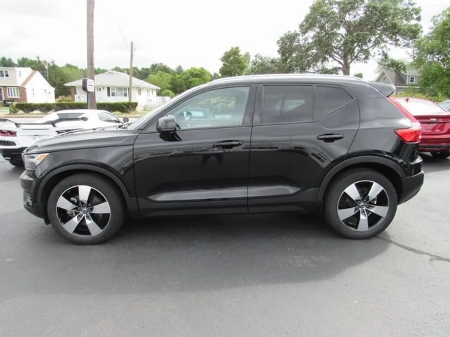 2020 Volvo XC40 Momentum photo 1