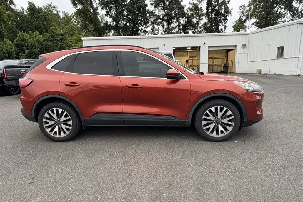 2020 Ford Escape Titanium photo 1