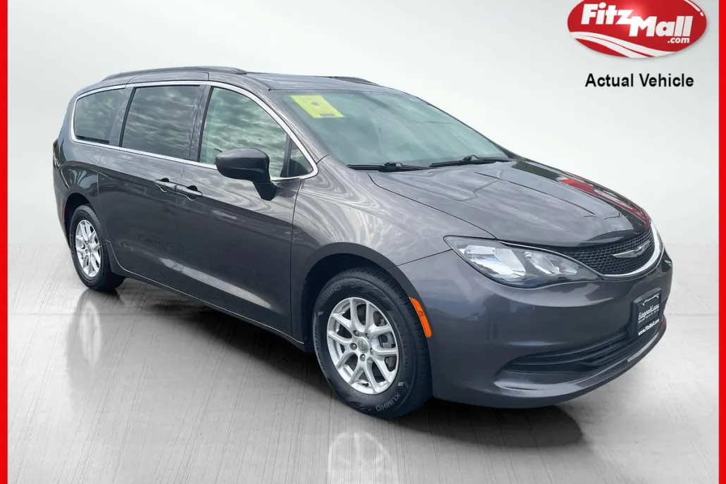 2020 Chrysler Voyager LXi photo 1