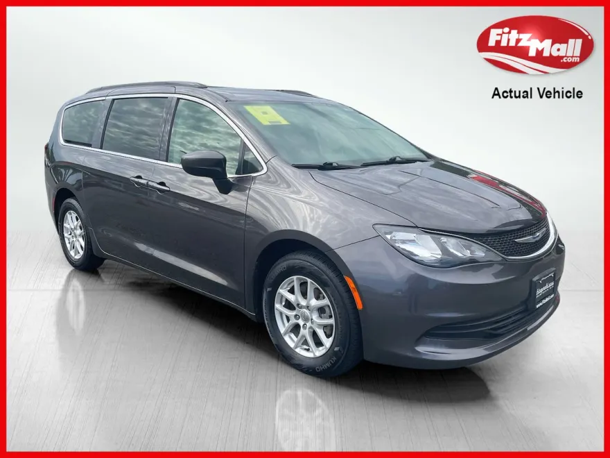 2020 Chrysler Voyager LXi photo 1