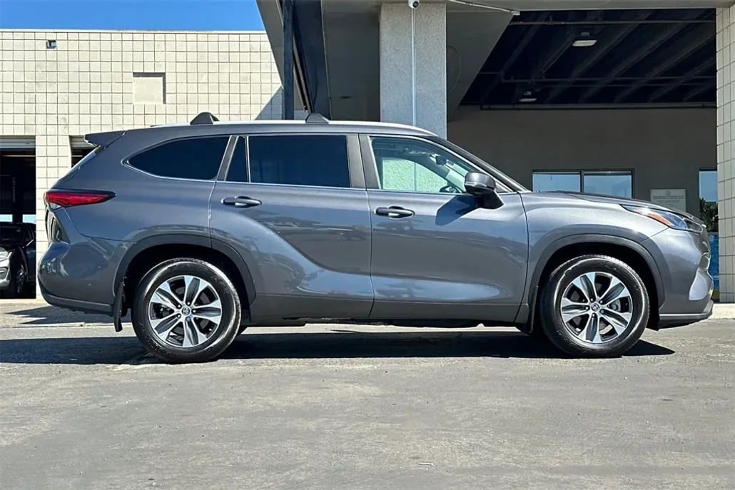 2023 Toyota Highlander XLE photo 1