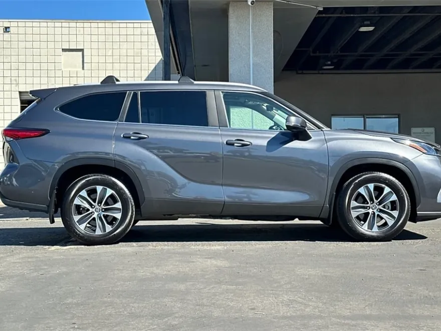 2023 Toyota Highlander XLE photo 1