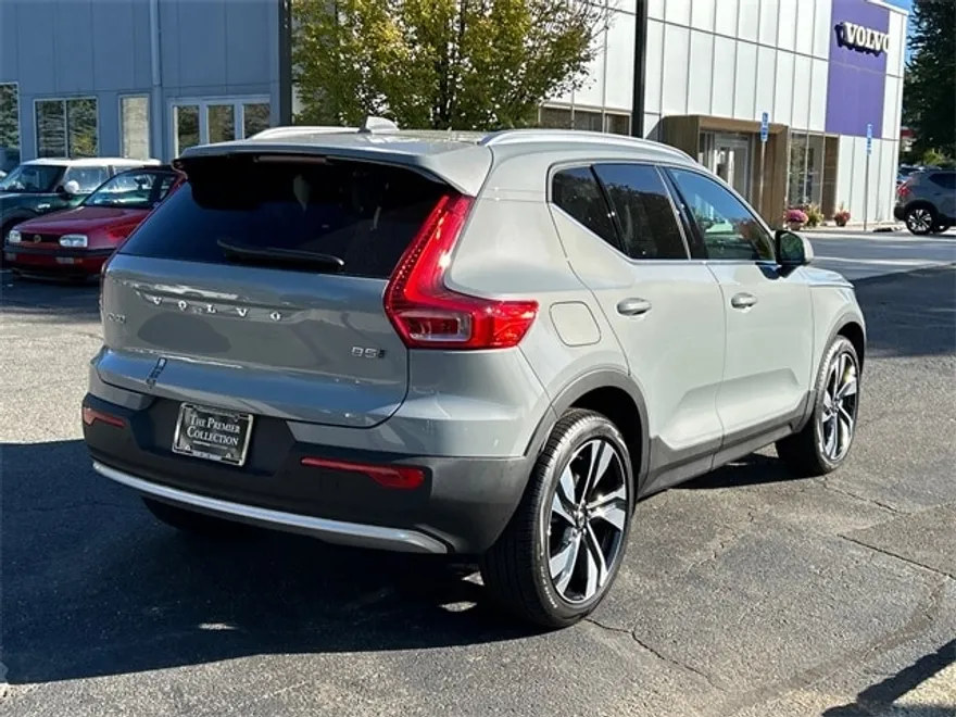 2025 Volvo XC40 photo 1