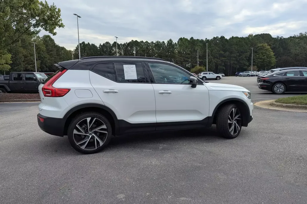 2021 Volvo XC40 R-Design photo 1