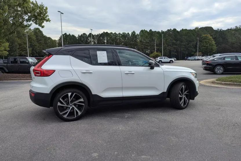 2021 Volvo XC40 R-Design photo 1