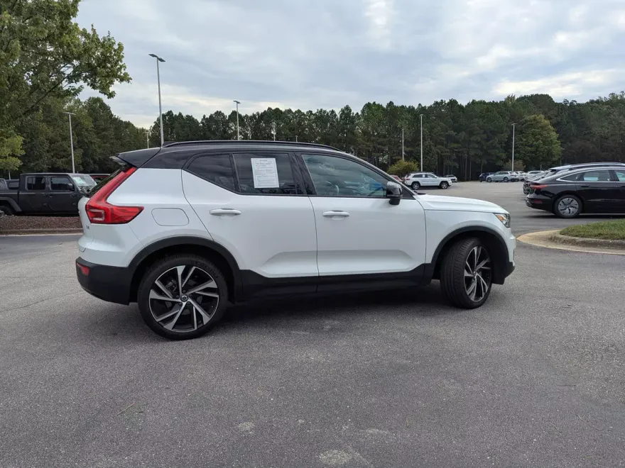 2021 Volvo XC40 R-Design photo 1