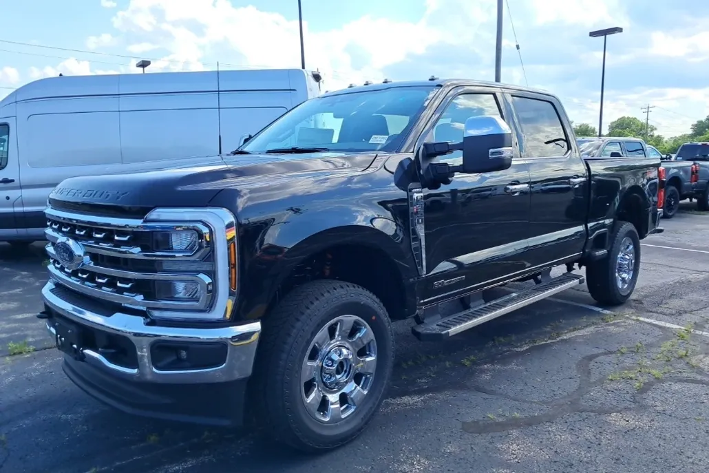 2025 Ford F-350 Lariat photo 1