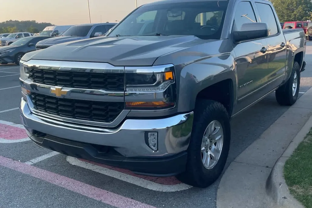 2017 Chevrolet Silverado 1500 LT photo 1