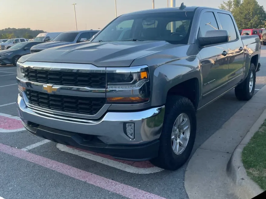 2017 Chevrolet Silverado 1500 LT photo 1