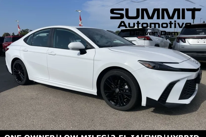 2025 Toyota Camry SE photo 1