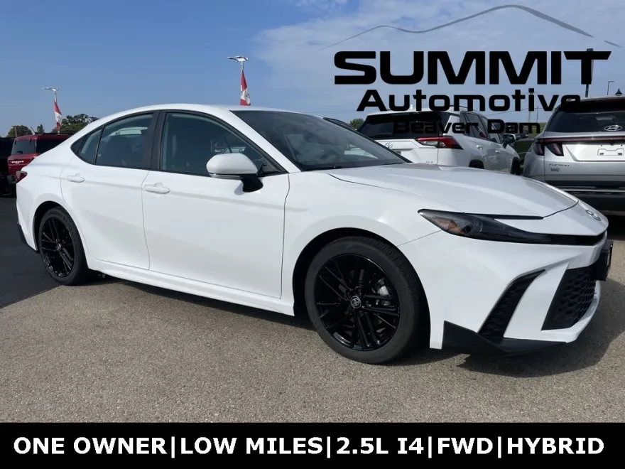 2025 Toyota Camry SE photo 1