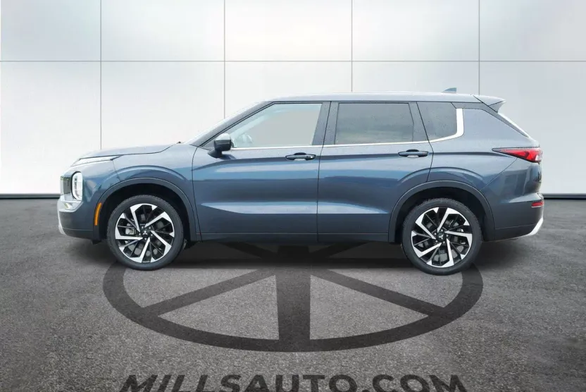 2024 Mitsubishi Outlander SE photo 1