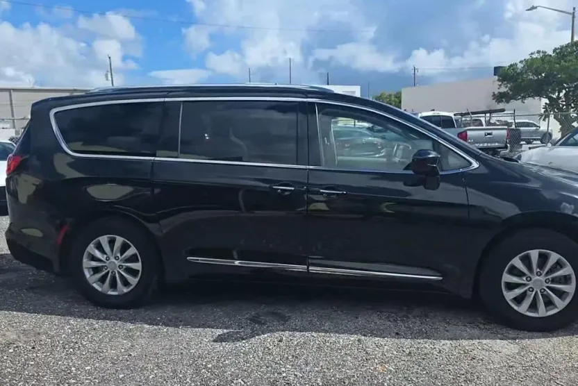 2018 Chrysler Pacifica Touring L photo 1