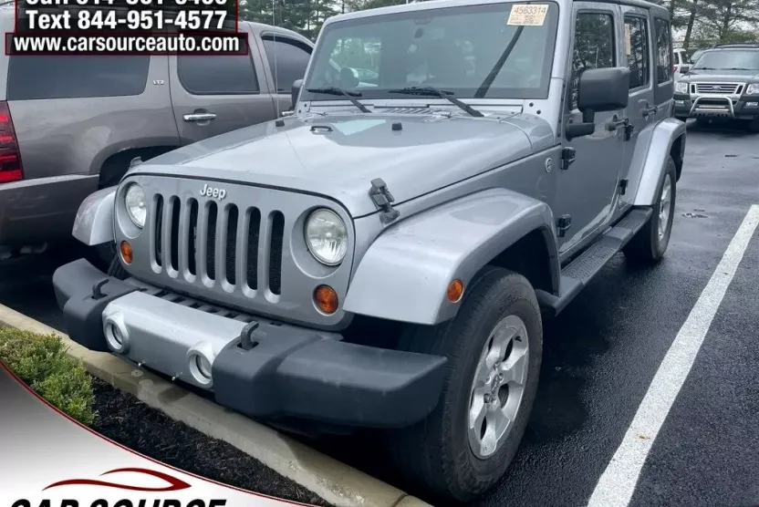 2013 Jeep Wrangler Unlimited Sahara photo 1