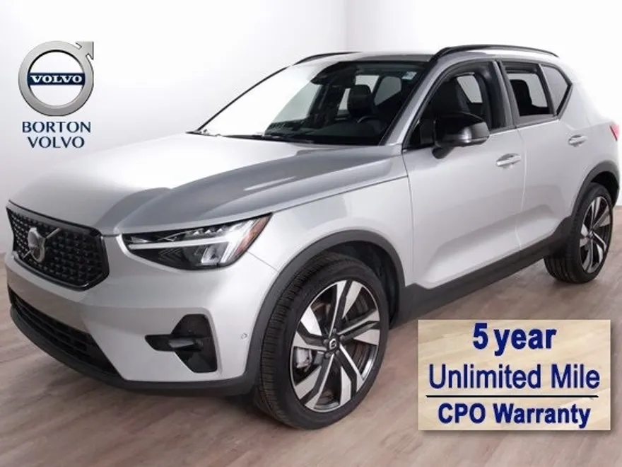 2025 Volvo XC40 Plus photo 1