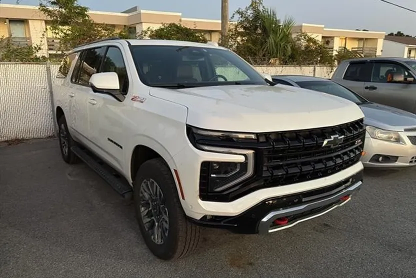 2025 Chevrolet Suburban Z71 photo 1