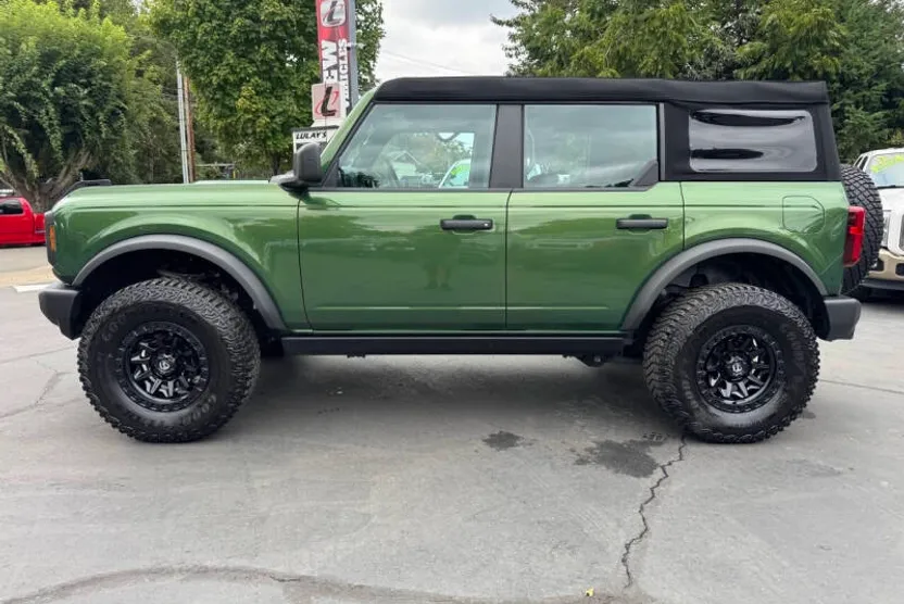 2023 Ford Bronco Base photo 1