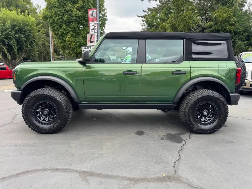 2023 Ford Bronco Base photo 1