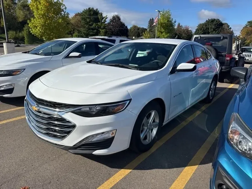 2024 Chevrolet Malibu 1LT photo 1