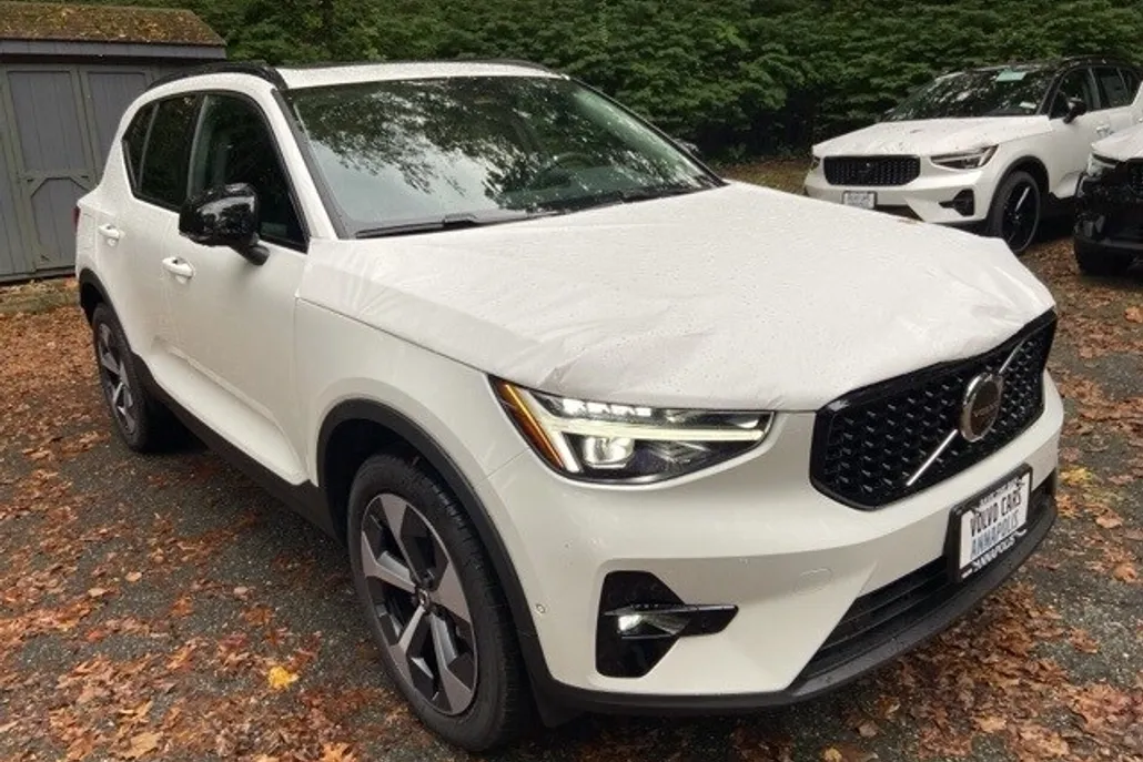 2026 Volvo XC40 Plus photo 1