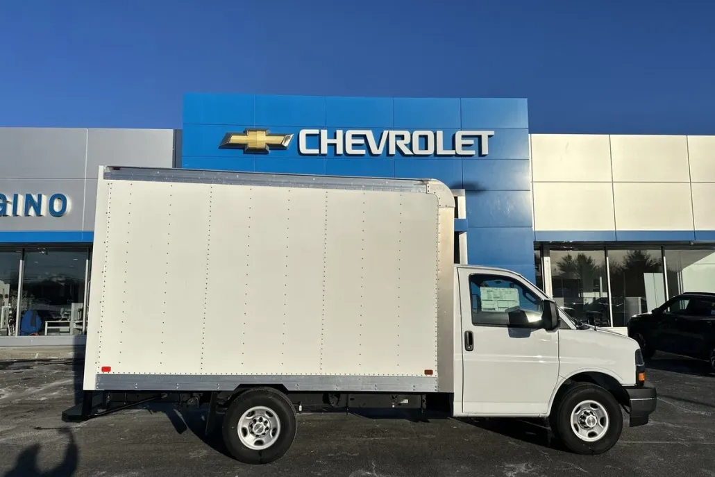 2024 Chevrolet Express 3500 Cutaway photo 1