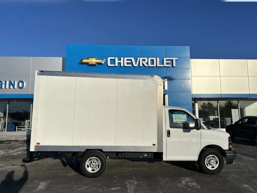 2024 Chevrolet Express 3500 Cutaway photo 1