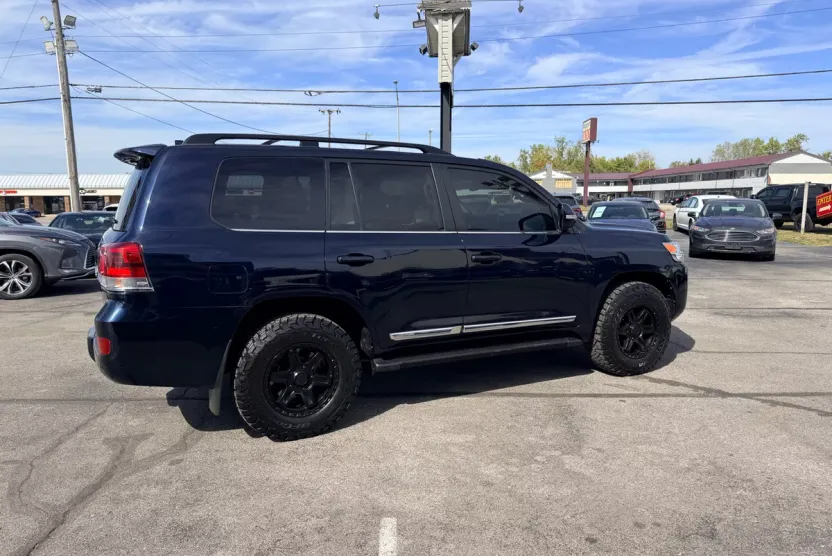 2016 Toyota Land Cruiser photo 1