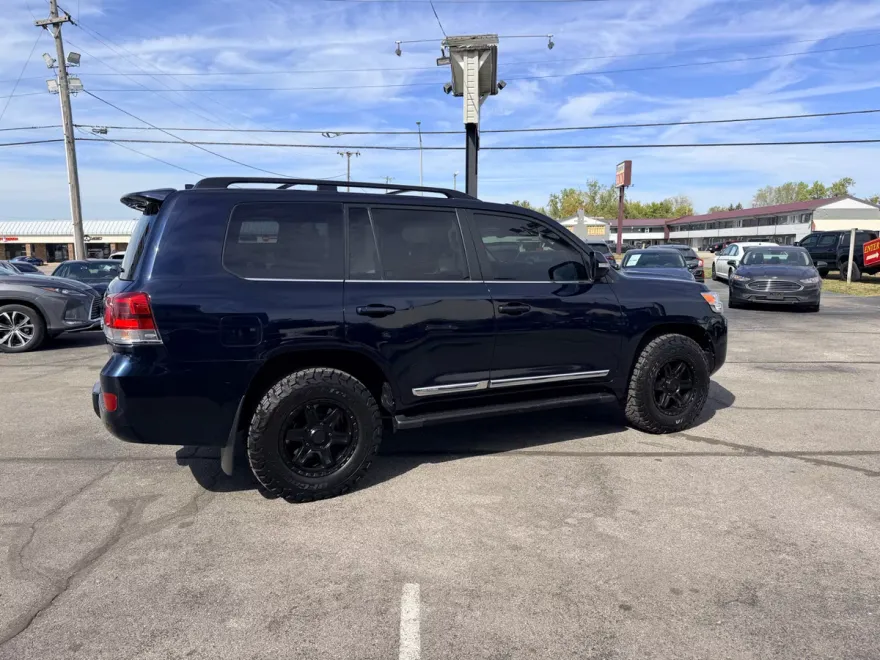 2016 Toyota Land Cruiser photo 1