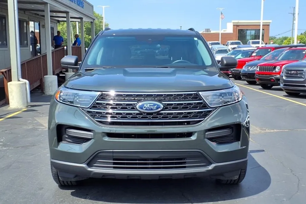 2023 Ford Explorer XLT photo 1