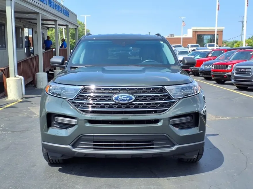 2023 Ford Explorer XLT photo 1