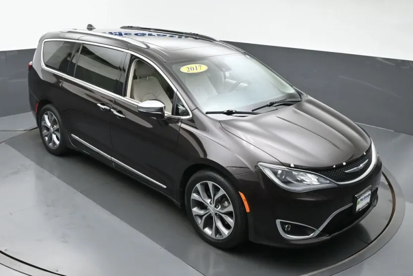 2017 Chrysler Pacifica Limited photo 1